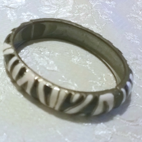 Vintage Hinged Black White Zebra Enamel Bangle - Picture 5 of 5